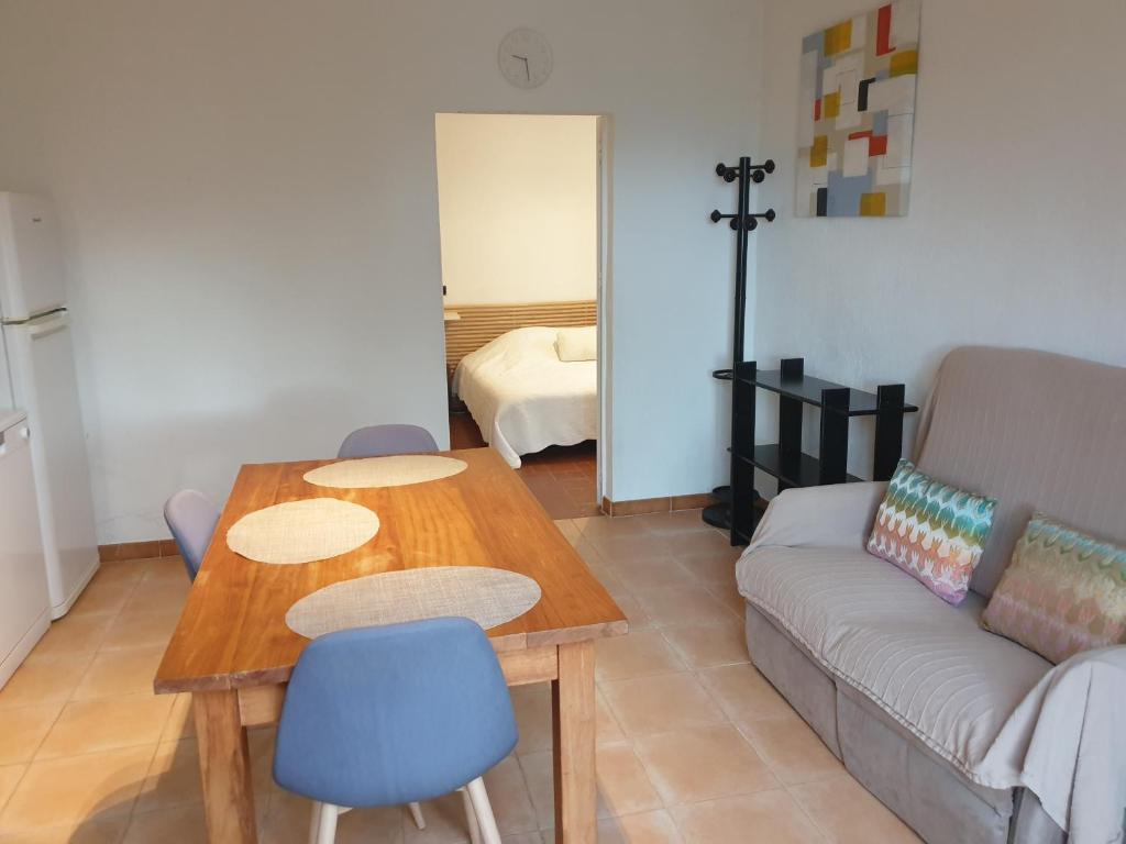 un salon avec une table et un canapé dans l'établissement les restanques du sud 2, au Lavandou