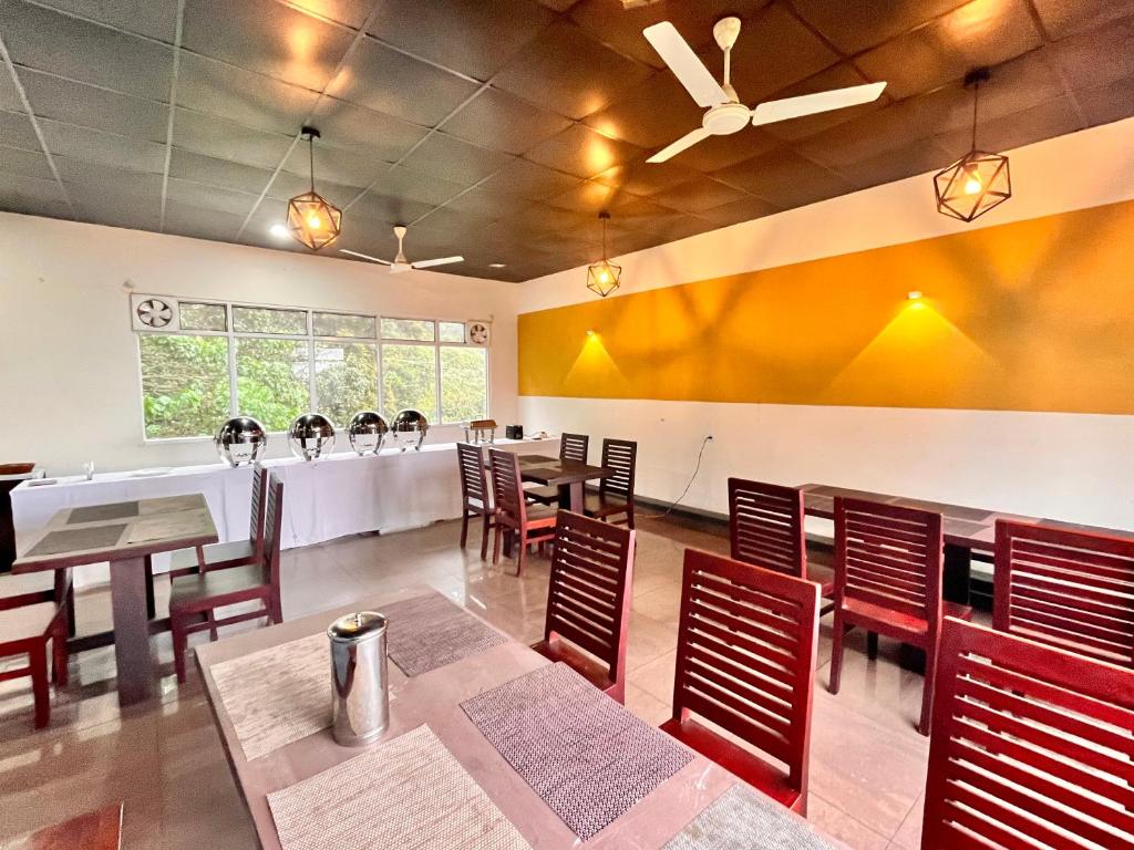 Restaurace v ubytování The Raarees Mist Resort, Munnar - Nested in Nature's Lap