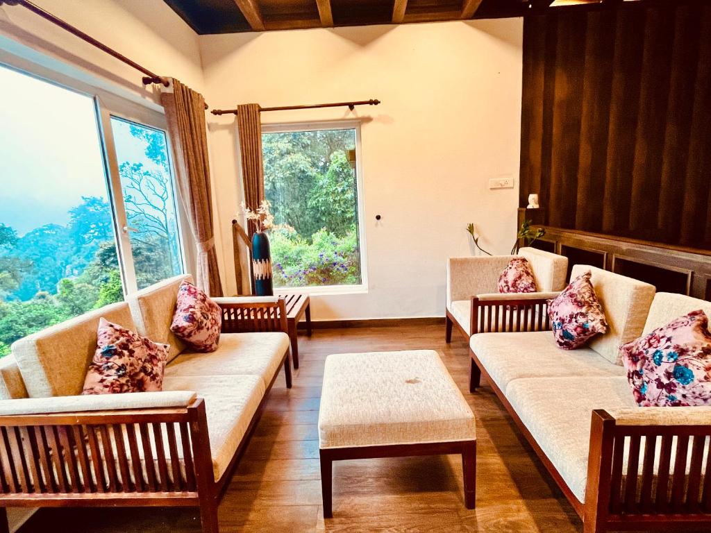 Posezení v ubytování The Raarees Mist Resort, Munnar - Nested in Nature's Lap