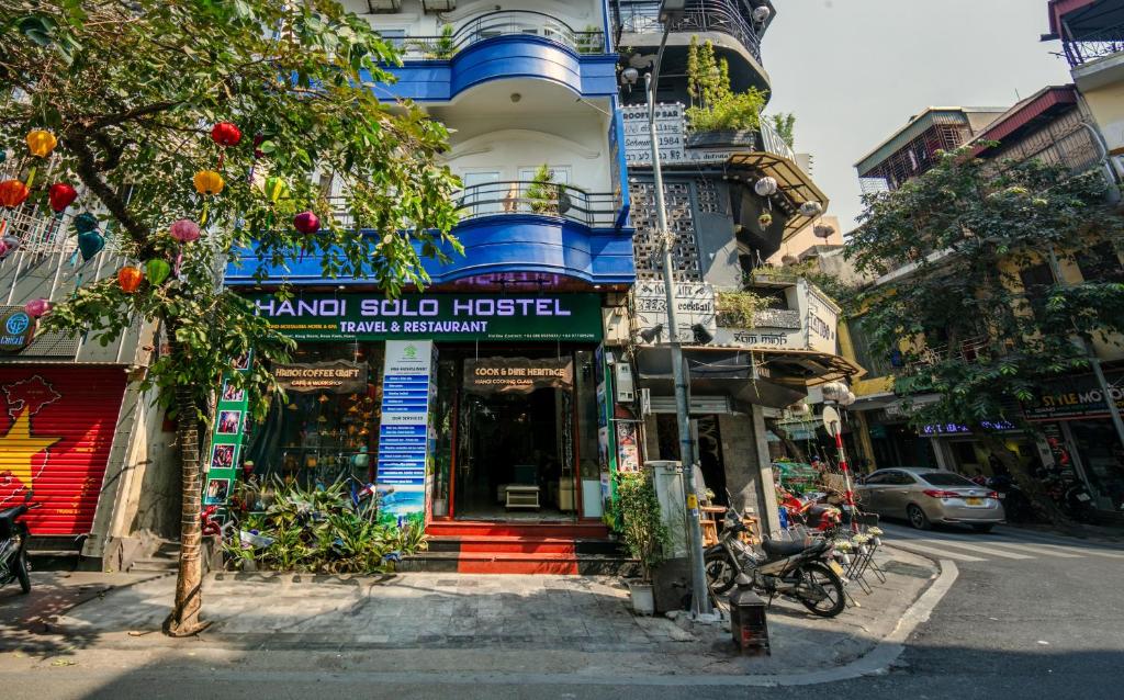 河内Hanoi Solo Hostel的路边有招牌的建筑物
