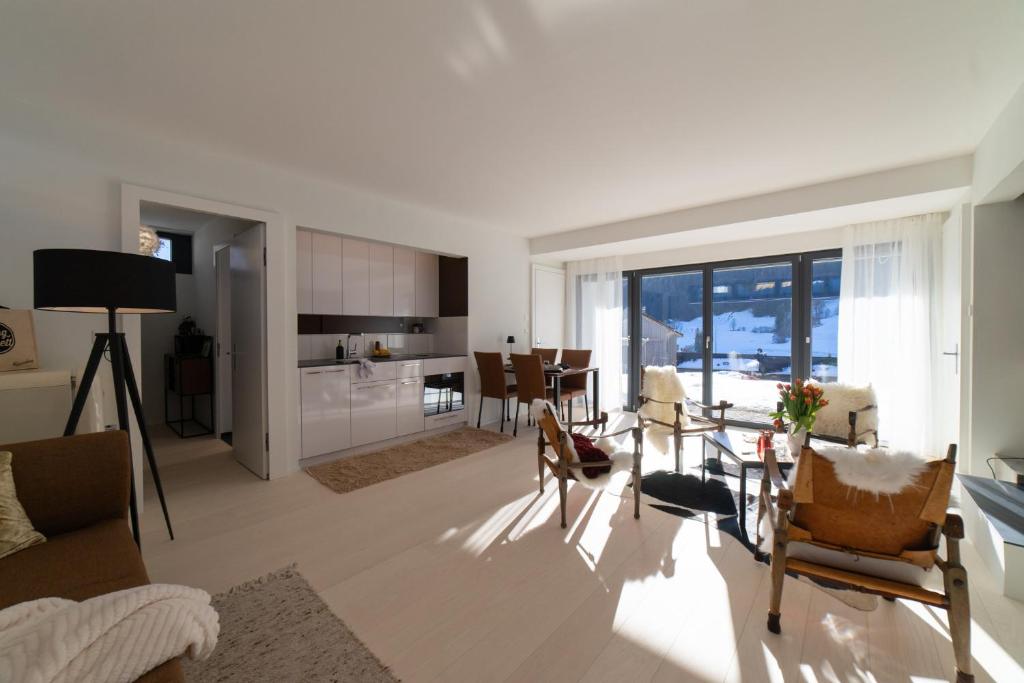 Una sala de estar con mesa y sillas y una cocina. en Alpstein, en Wildhaus