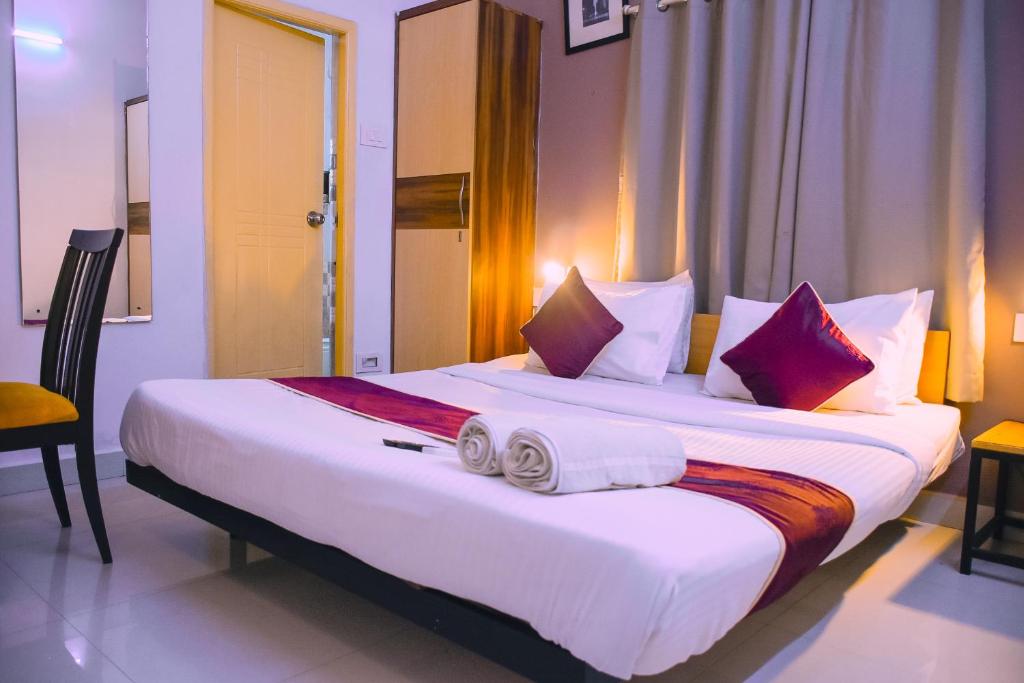 Postel nebo postele na pokoji v ubytování Naksha Tree Hotels- Ramapuram