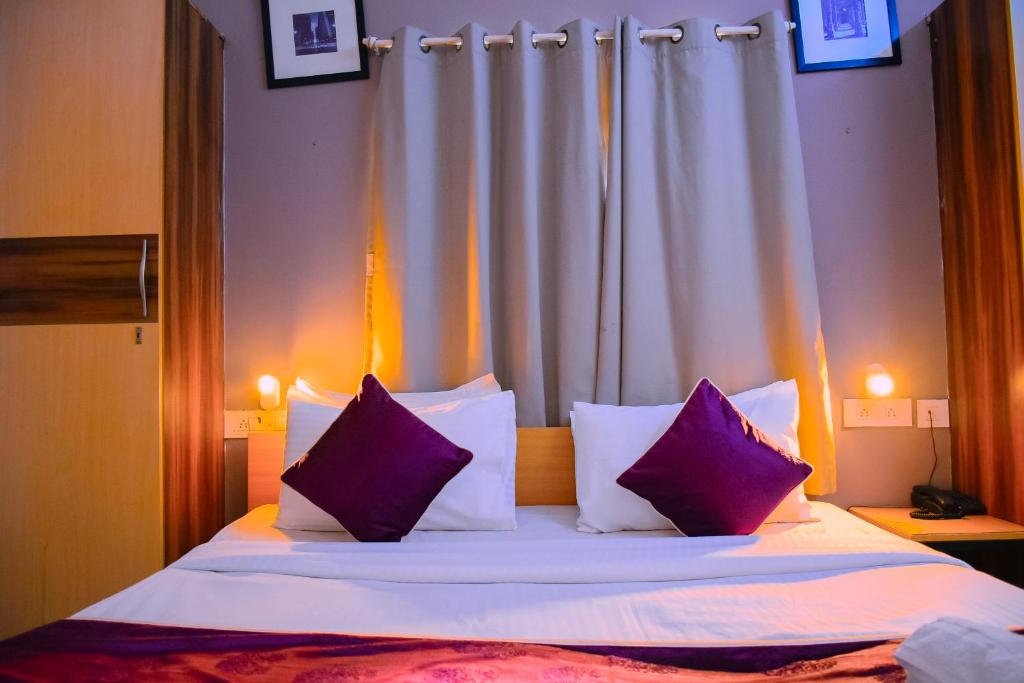 Postel nebo postele na pokoji v ubytování Naksha Tree Hotels- Ramapuram