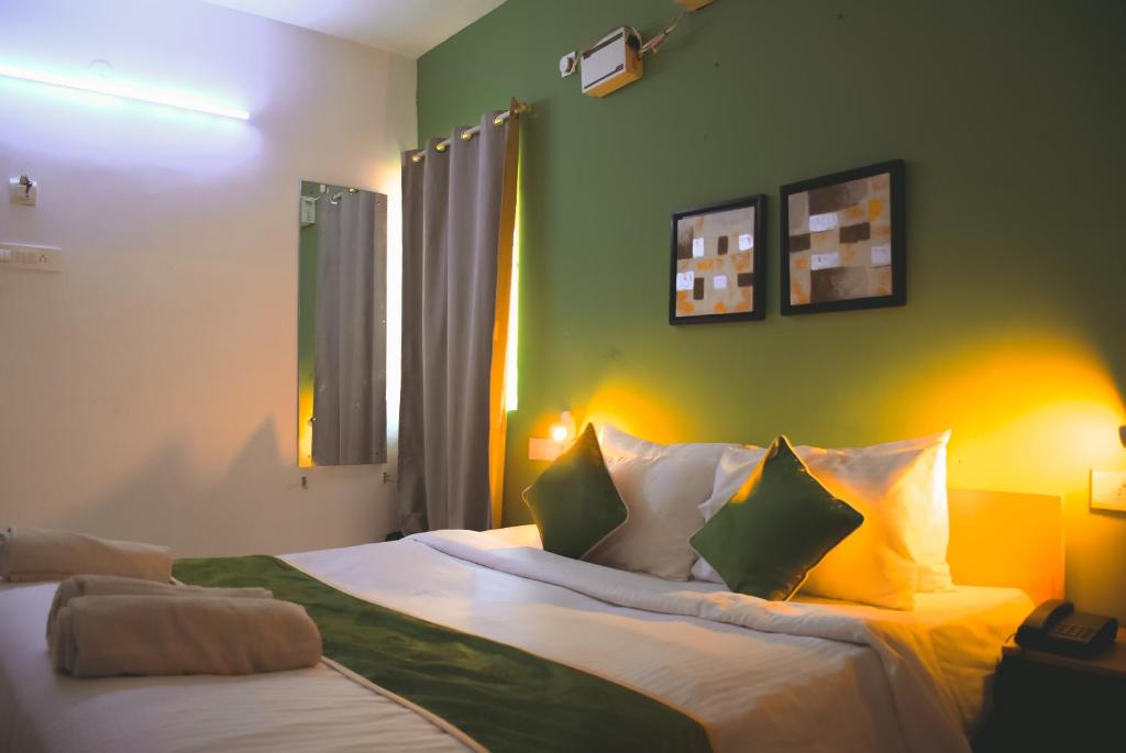 Postel nebo postele na pokoji v ubytování Naksha Tree Hotels- Ramapuram