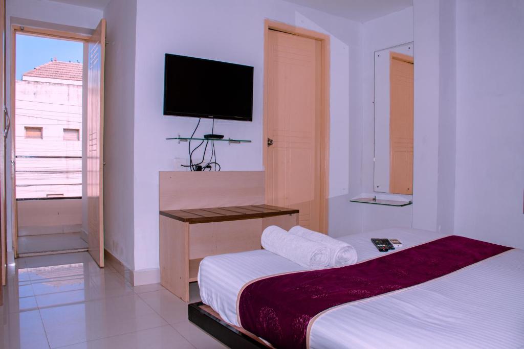 Postel nebo postele na pokoji v ubytování Naksha Tree Hotels- Ramapuram