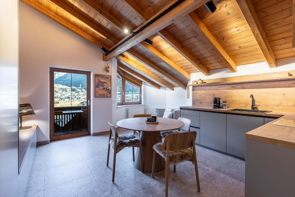 プルツにあるScenic Family Lodgeのテーブルと椅子のあるキッチンとダイニングルーム