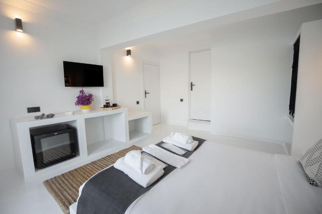 TV a/nebo společenská místnost v ubytování Çamlık 87 Hotel Ayvalık