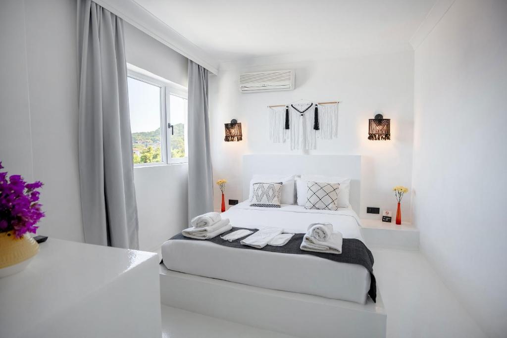 Postel nebo postele na pokoji v ubytování Çamlık 87 Hotel Ayvalık
