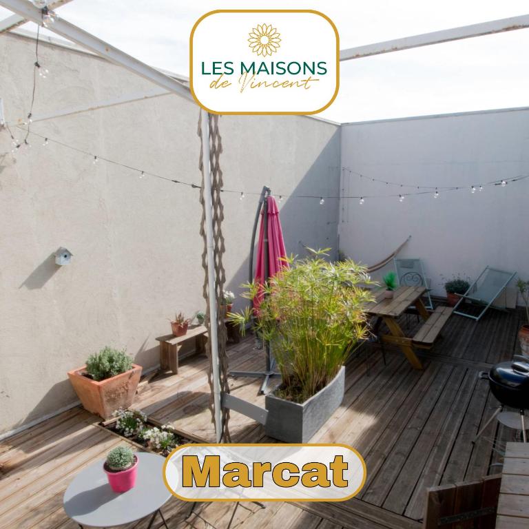 - un panneau indiquant une terrasse avec des plantes et un hamac dans l'établissement Marcat - Clim - Patio, à Arles