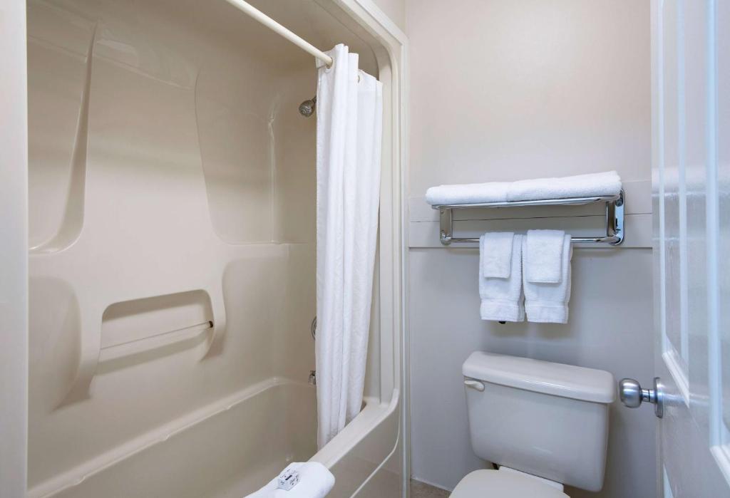 Travelodge by Wyndham Kamloops Mountview - Resim 15