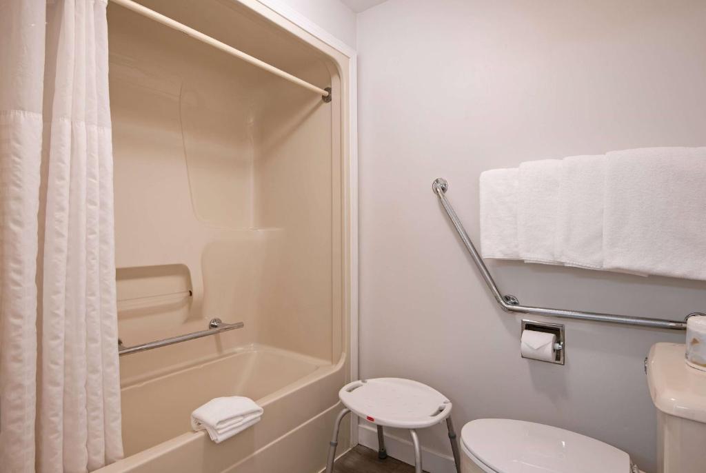 Travelodge by Wyndham Kamloops Mountview - Resim 19