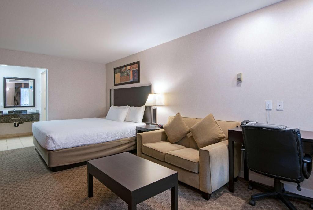 TV a/nebo společenská místnost v ubytování Travelodge by Wyndham Kamloops Mountview