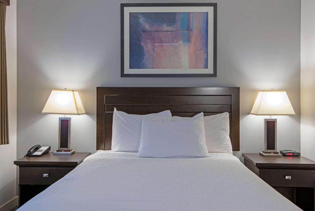 Postel nebo postele na pokoji v ubytování Travelodge by Wyndham Kamloops Mountview