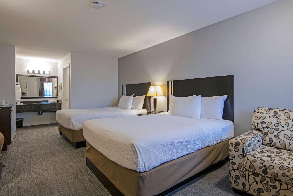 Postel nebo postele na pokoji v ubytování Travelodge by Wyndham Kamloops Mountview