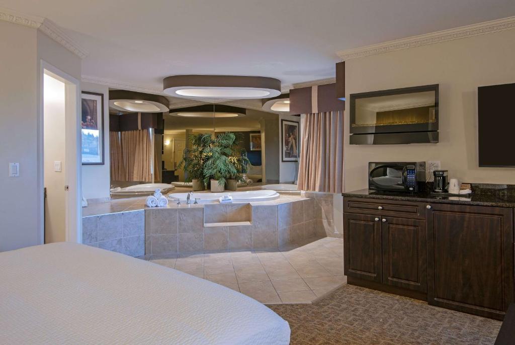 
King Suite with Jacuzzi 

