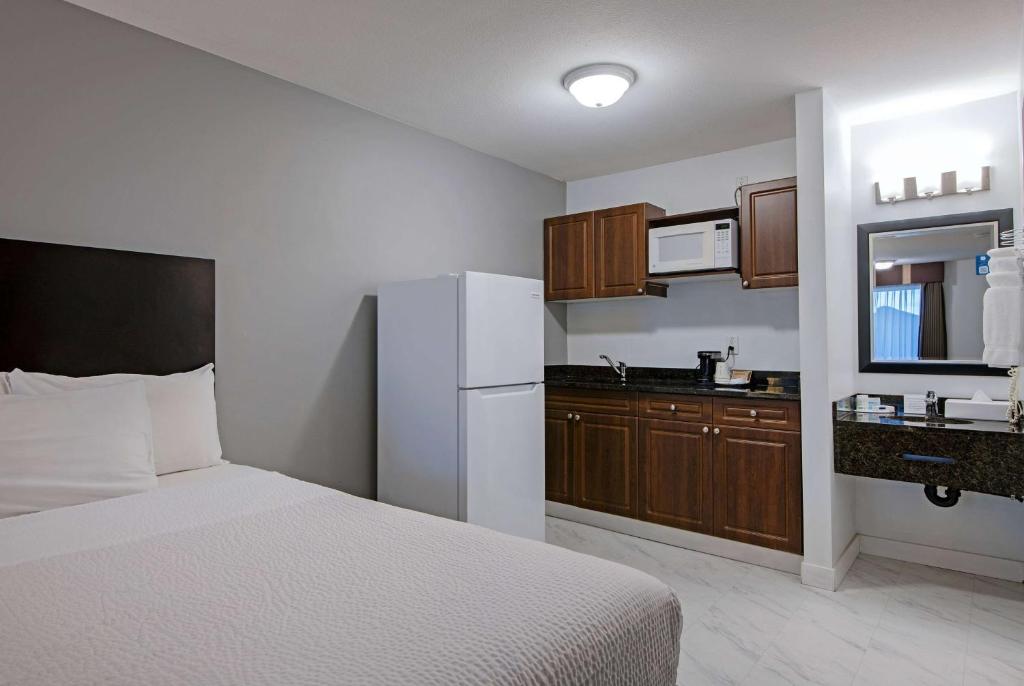 Kuchyň nebo kuchyňský kout v ubytování Travelodge by Wyndham Kamloops Mountview