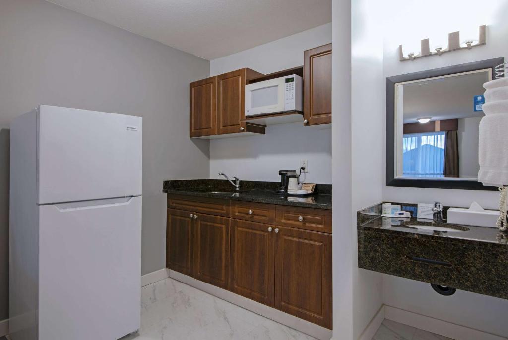 Travelodge by Wyndham Kamloops Mountview - Resim 42