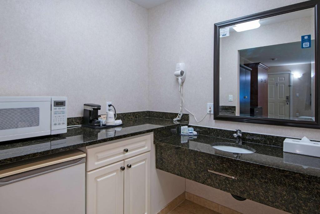 Travelodge by Wyndham Kamloops Mountview - Resim 45