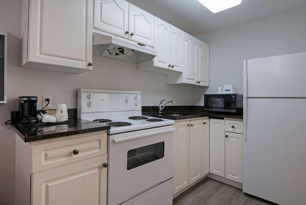 
Two Queen Beds with Full Kitchen - Disability Access
