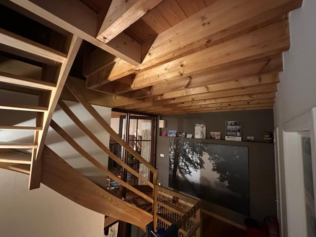 TV a/nebo společenská místnost v ubytování Les deux chambres au dessus de la colline