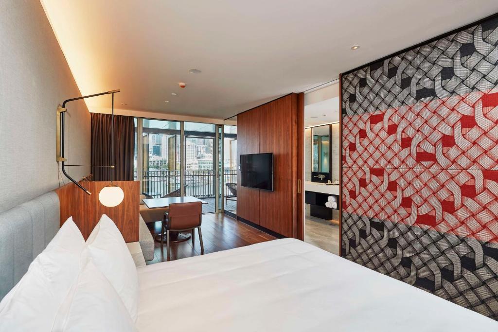 Postel nebo postele na pokoji v ubytování Park Hyatt Auckland