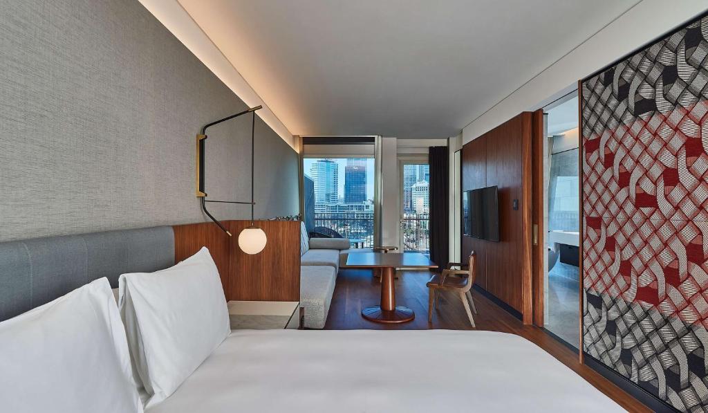 Postel nebo postele na pokoji v ubytování Park Hyatt Auckland