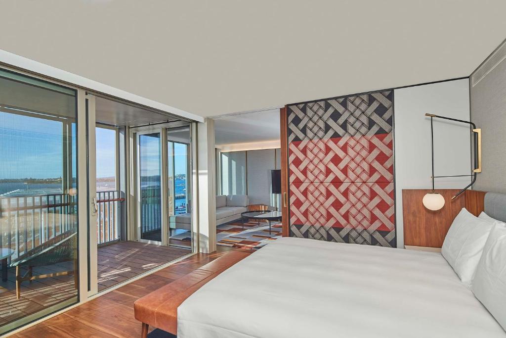 Postel nebo postele na pokoji v ubytování Park Hyatt Auckland