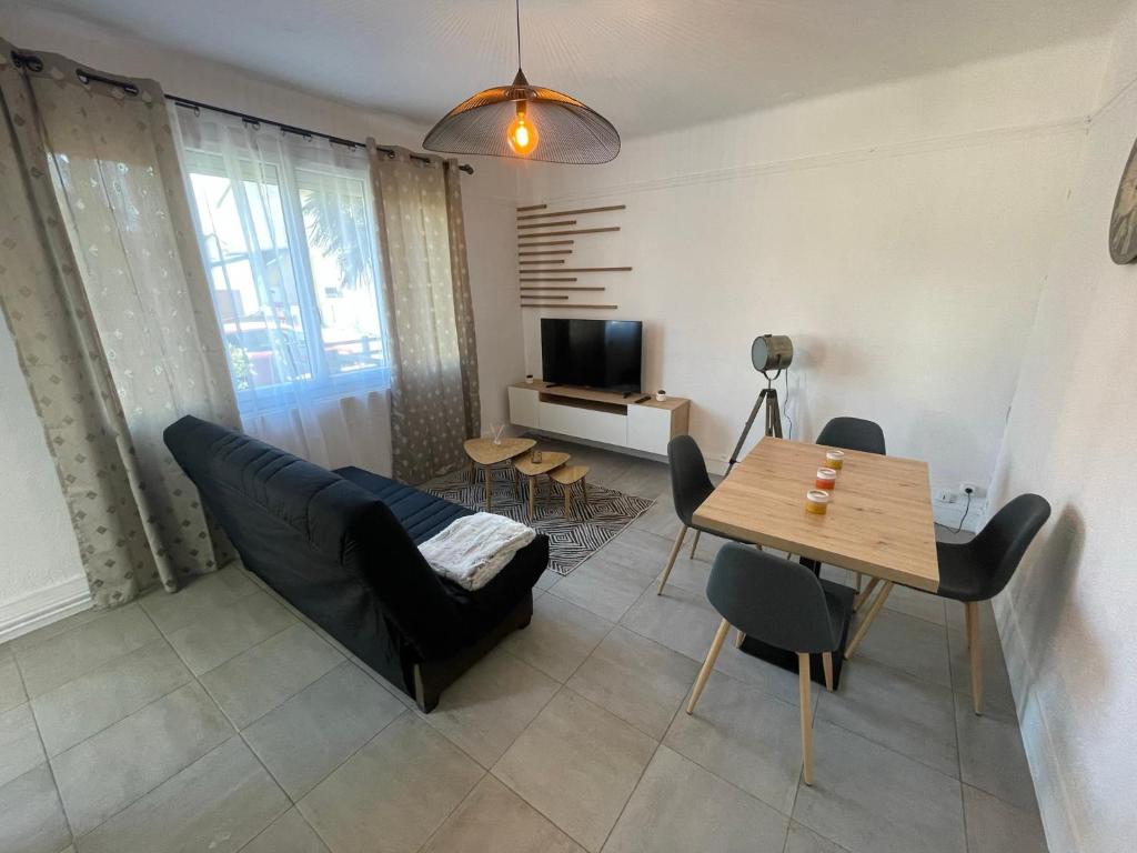 un salon avec un canapé et une table dans l'établissement LES PINS - 24 Heures du Mans, au Mans