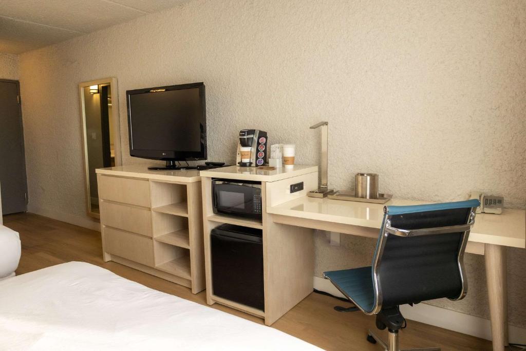 TV a/nebo společenská místnost v ubytování Radisson Hotel Fort St John