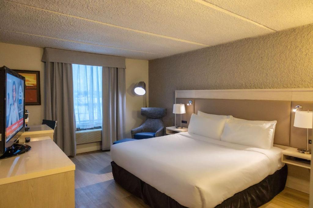 Postel nebo postele na pokoji v ubytování Radisson Hotel Fort St John