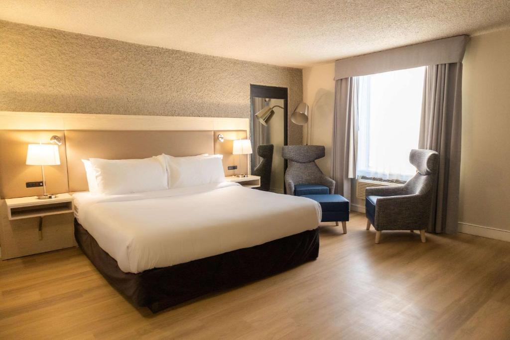 Postel nebo postele na pokoji v ubytování Radisson Hotel Fort St John