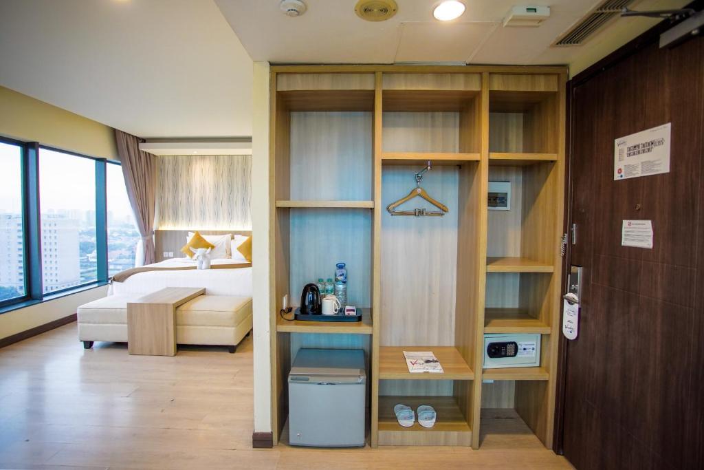 Postel nebo postele na pokoji v ubytování Vasaka Hotel Jakarta Managed by Dafam