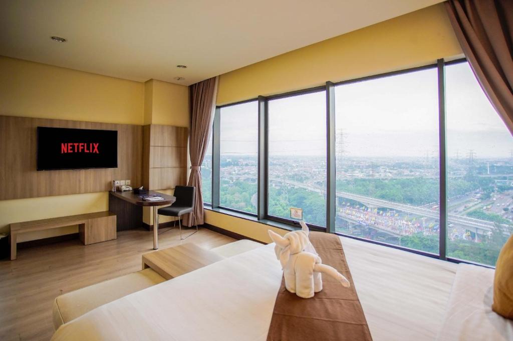 TV a/nebo společenská místnost v ubytování Vasaka Hotel Jakarta Managed by Dafam