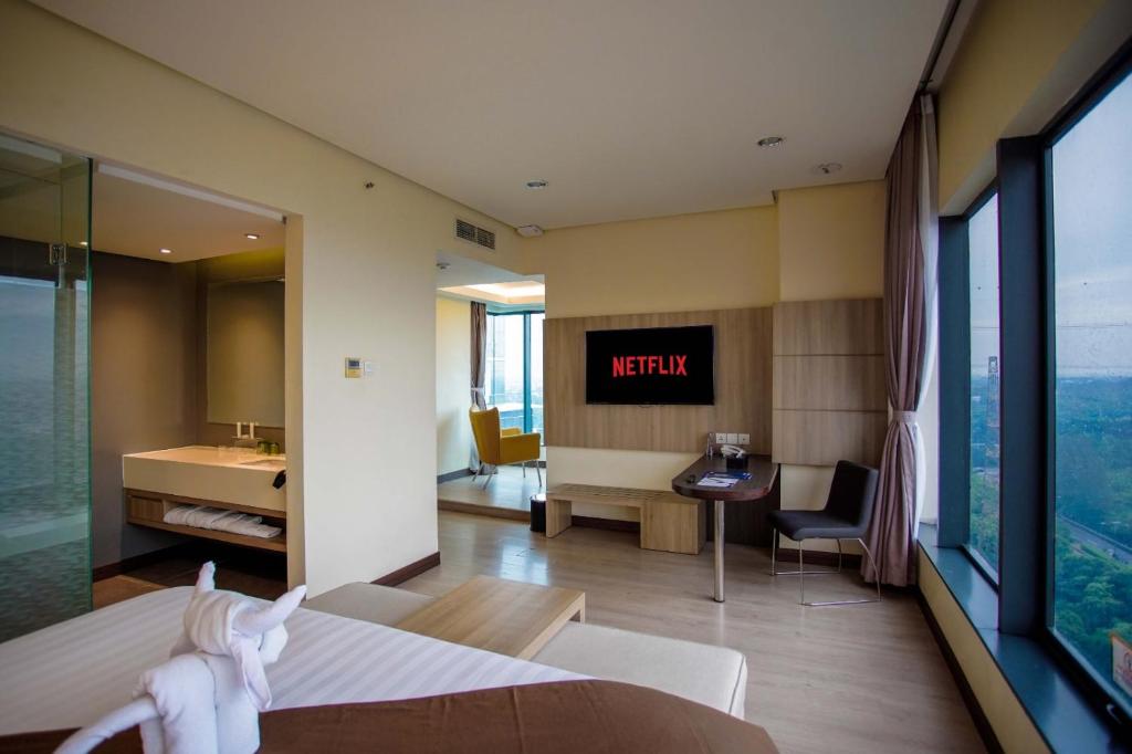 TV a/nebo společenská místnost v ubytování Vasaka Hotel Jakarta Managed by Dafam