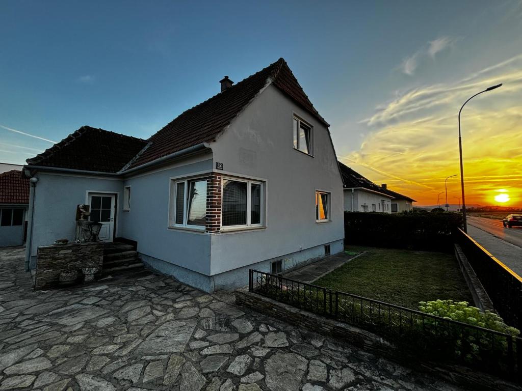 Východ nebo západ slunce při pohledu z prázdninového domu nebo okolí