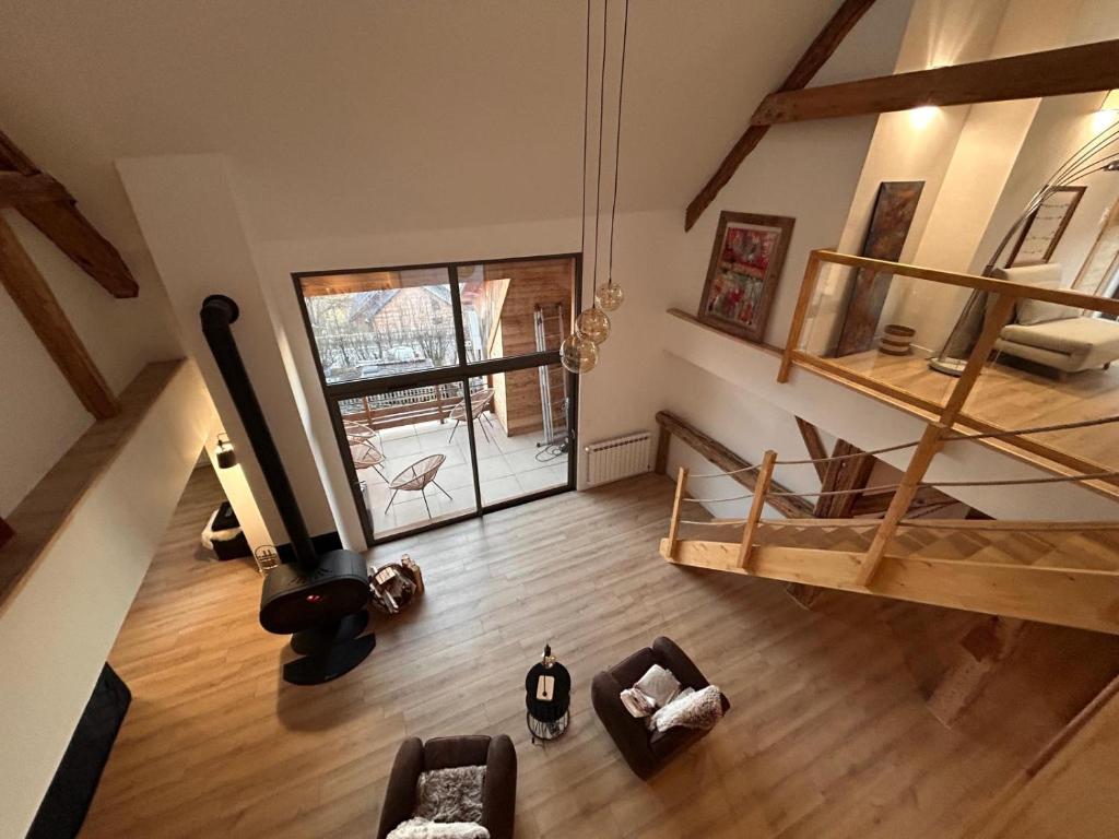 Una vista aérea de una sala de estar con un loft. en Loft Ô Faix, en Ancelle