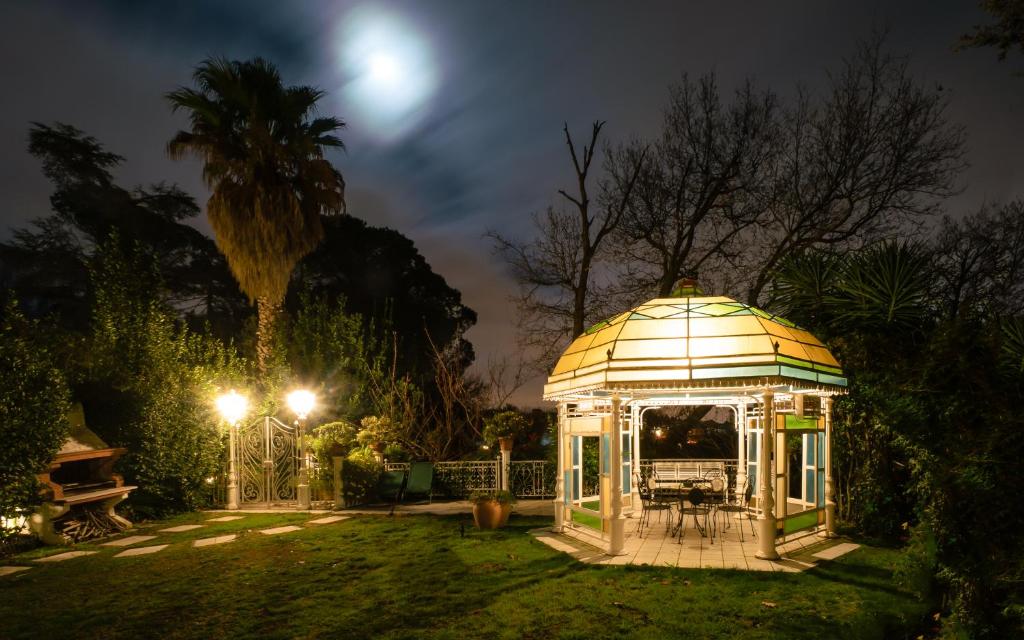 einen Pavillon in einem Garten in der Nacht in der Unterkunft B&B Casale dell'Insugherata in Rom