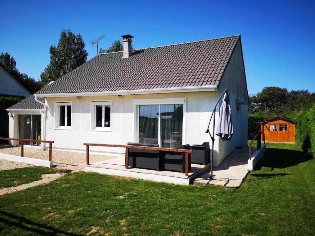une petite maison avec une table de pique-nique devant dans l'établissement Terre de Grès & Maison de vacance, à Gueutteville-les-Grès