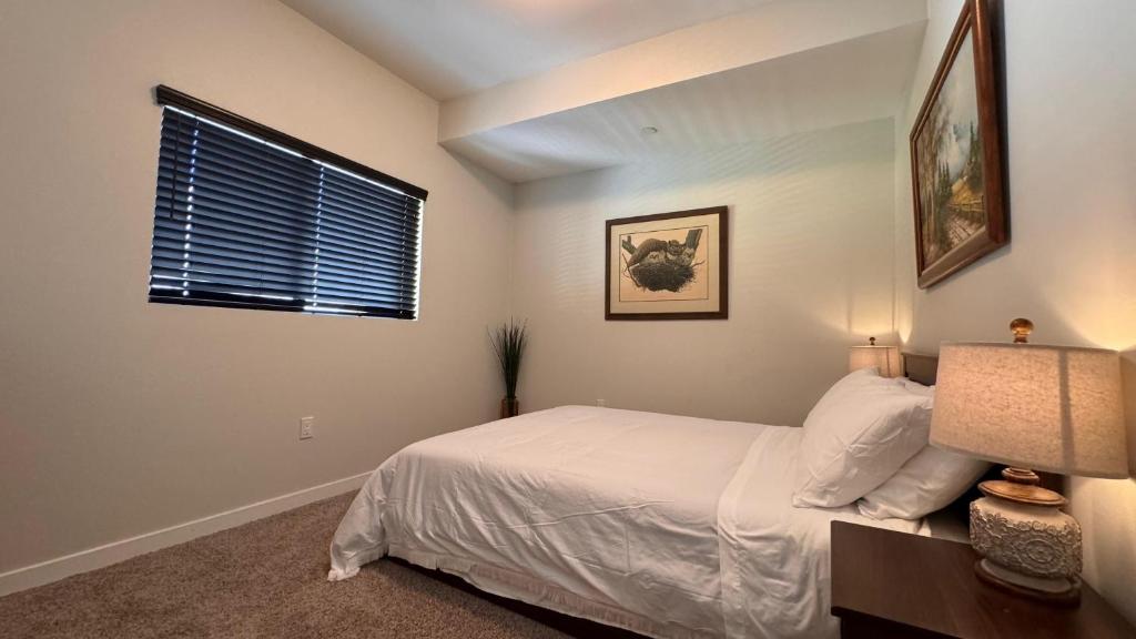 Un dormitorio con una cama blanca y una ventana. en Private Room and Bathroom, en Los Ángeles