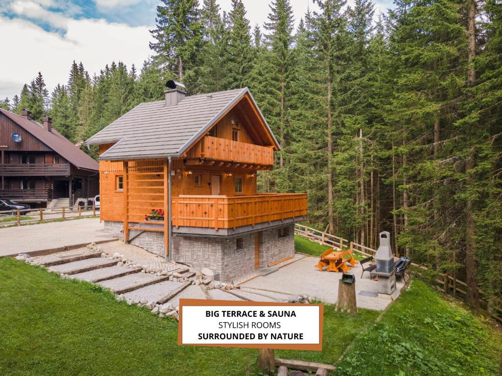 Cabaña de madera grande en medio de un bosque en Luxury Villa TINKA, en Zgornje Gorje