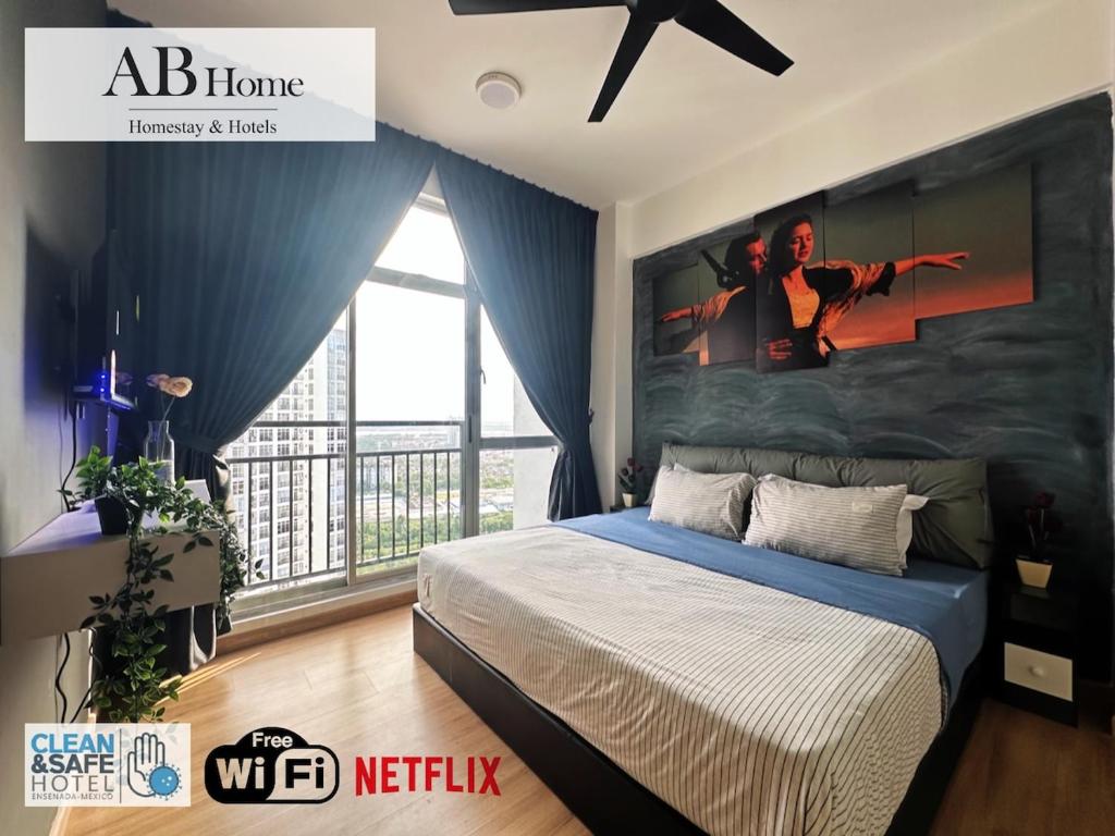 Un dormitorio con una cama con un cuadro en la pared. en ABHOME "TITIANIC SUITE" Midas Seri Alam #Mall #Masai JB, en Masai