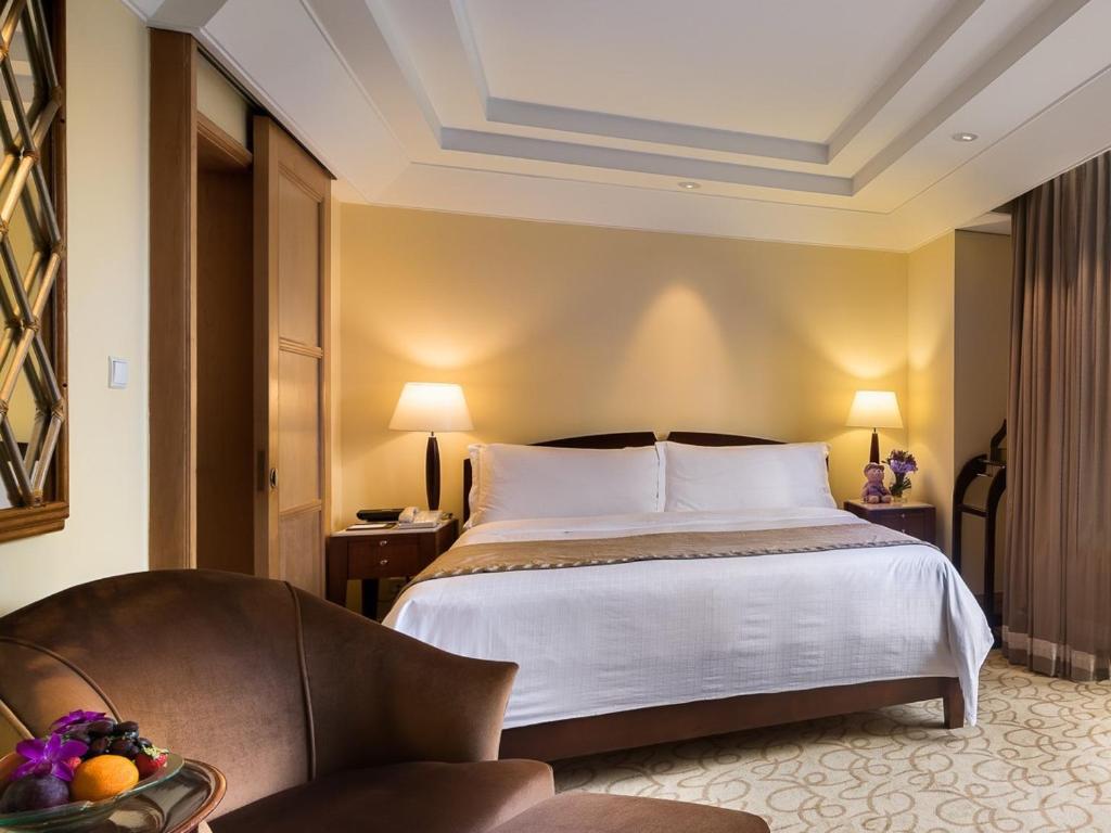 Postel nebo postele na pokoji v ubytování The Fullerton Hotel Singapore