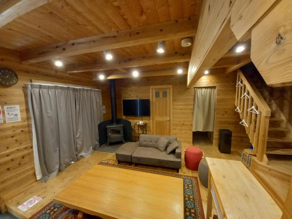 TV a/nebo společenská místnost v ubytování Villa Orange Cabin