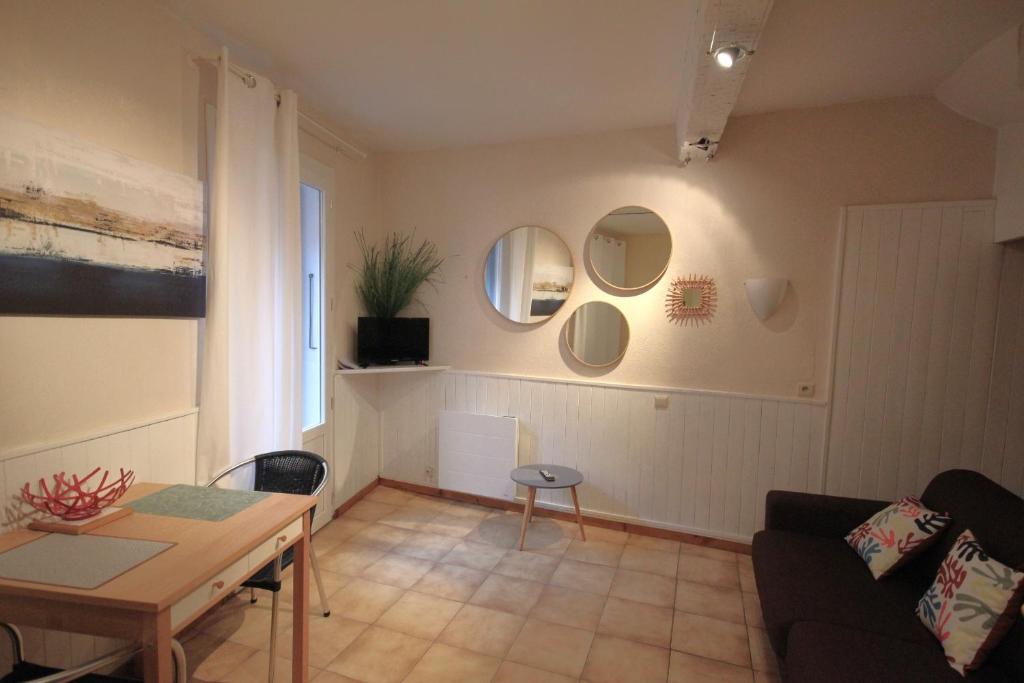 un salon avec un canapé et une table dans l'établissement Treille 1 1er étage, à Collioure