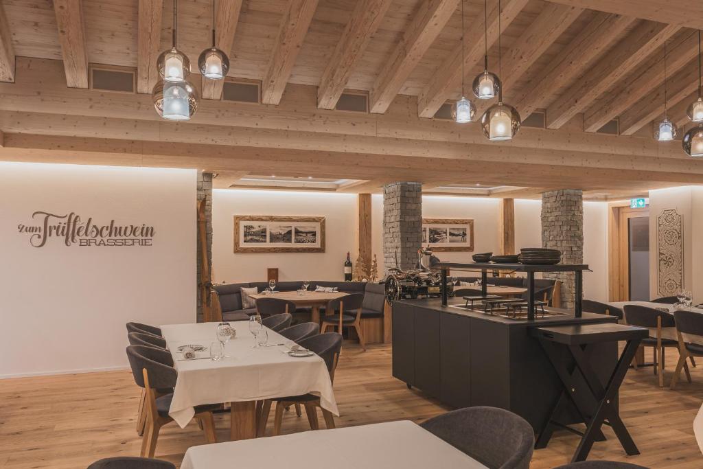 Ein Restaurant oder anderes Speiselokal in der Unterkunft Hotel Sarain Active Mountain Resort 