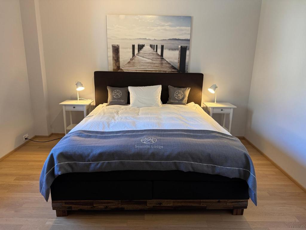 a bedroom with a large bed with two night stands at Seaside-Lodge, Top Apartment in Spiez
