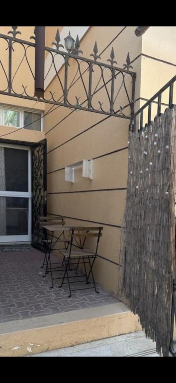 Balkón nebo terasa v ubytování Al Ain Hotel Apartment Family Stay with Balcony and Pool Access