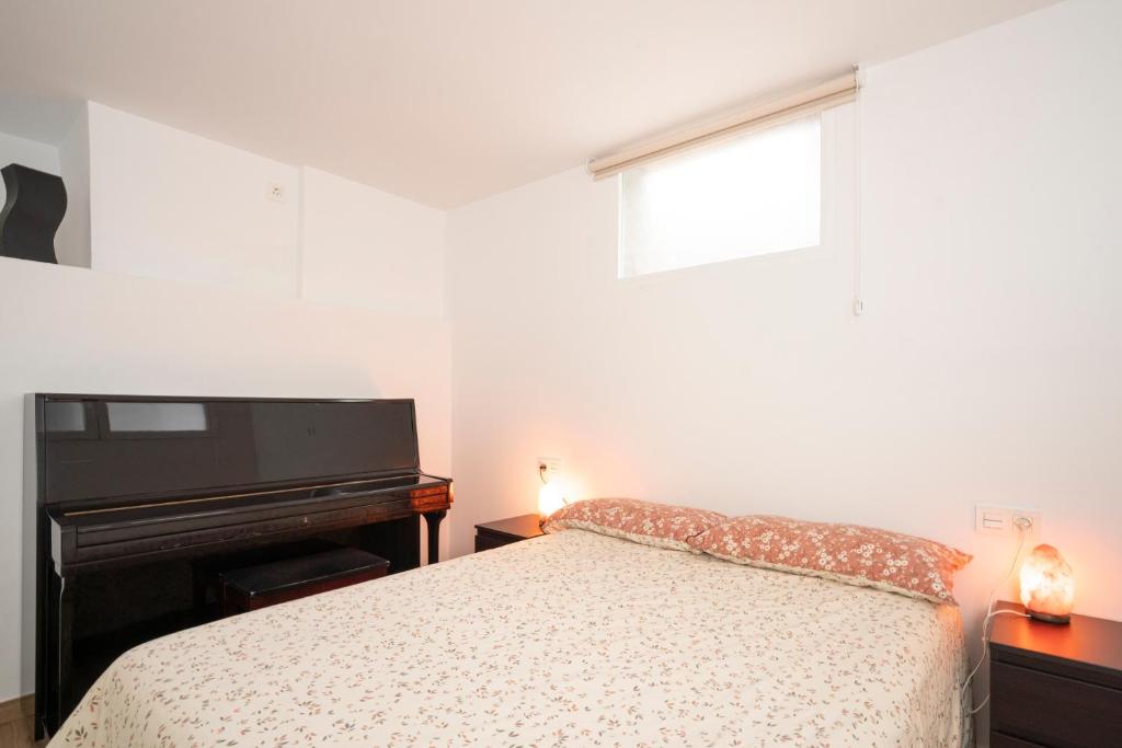 A bed or beds in a room at Alquibla relax y armonía con piscina junto a restaurantes y supermercados