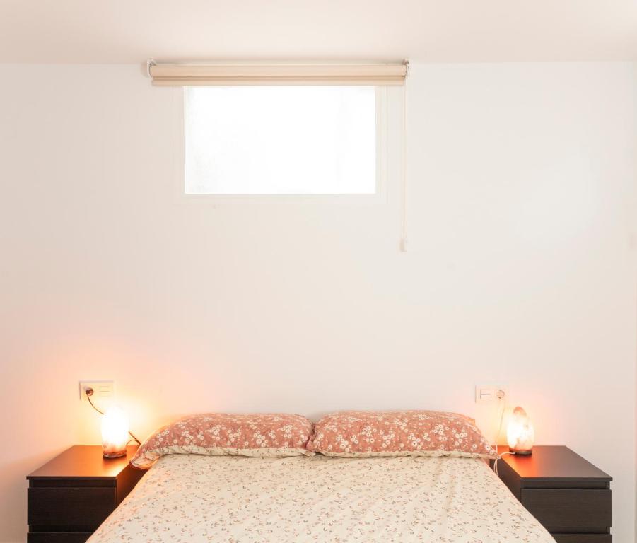 A bed or beds in a room at Alquibla relax y armonía con piscina junto a restaurantes y supermercados