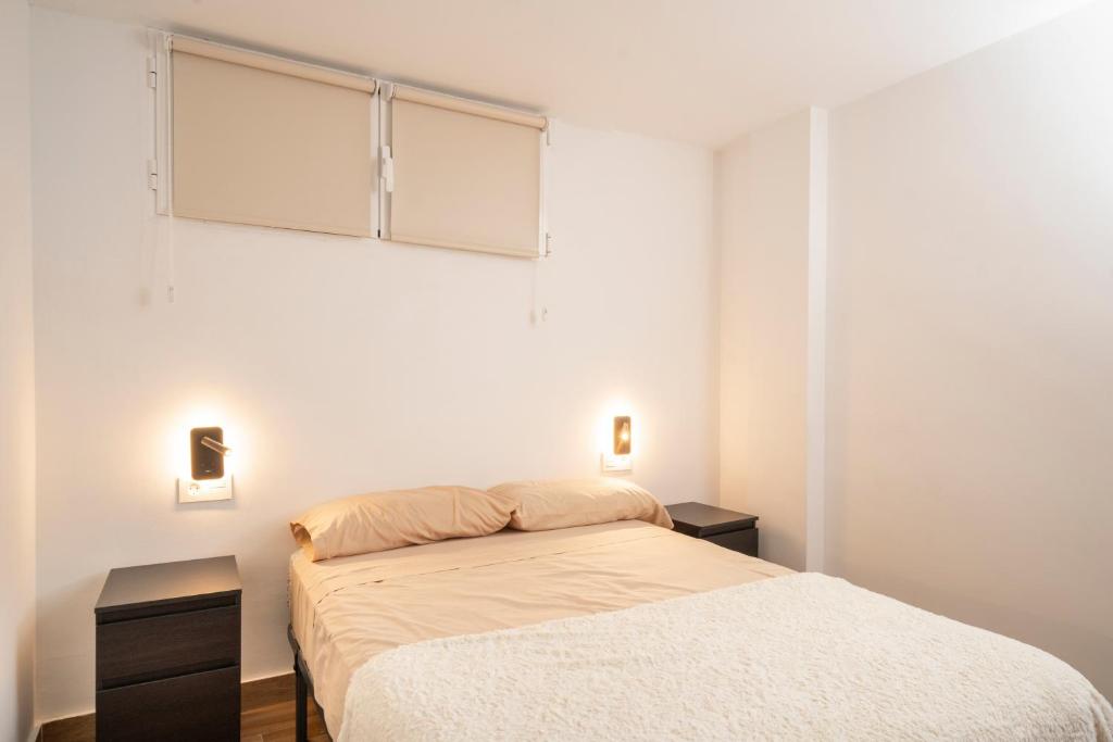 A bed or beds in a room at Alquibla relax y armonía con piscina junto a restaurantes y supermercados